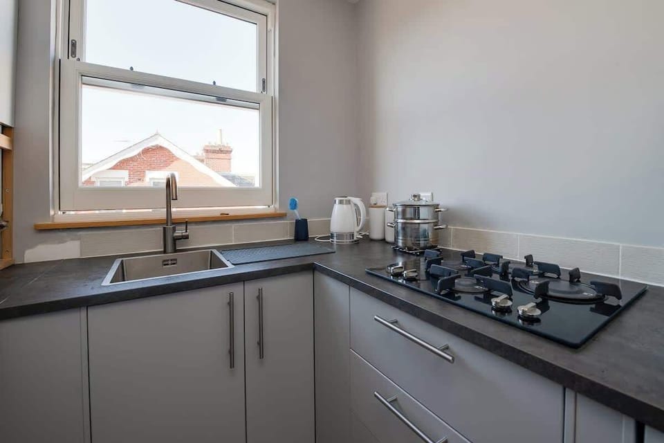 A fully equipped kitchen at Blue Puffin Stays Short Lets & Serviced Accommodation, perfect for preparing your favourite meals with friends and family.