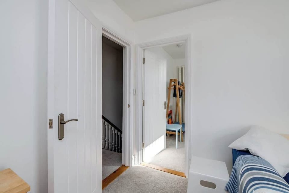 Relax and unwind with family in the cosy living area at Blue Puffin Stays Short Lets & Serviced Accommodation, with a comfy sofa perfect for quality time after a day of exploring.
