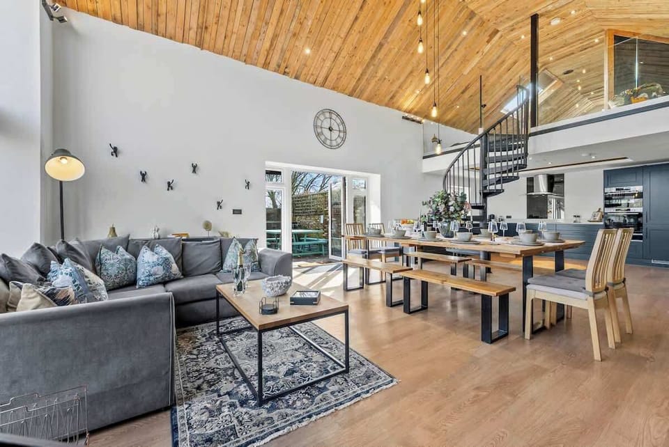 Unwind with loved ones in the cosy living area at Blue Puffin Stays. Relax on the comfy sofa, enjoy Netflix on the flat-screen TV, and let the day’s adventures fade away—perfect for family evenings or a well-deserved pause after exploring.