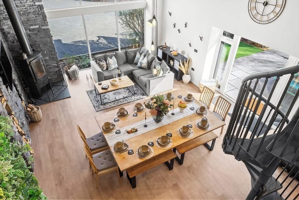 Unwind with loved ones in the cosy living area at Blue Puffin Stays. Relax on the comfy sofa, enjoy Netflix on the flat-screen TV, and let the day’s adventures fade away—perfect for family evenings or a well-deserved pause after exploring.