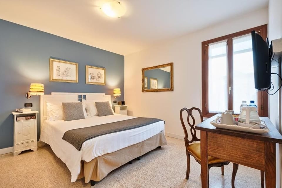 Comfort Room | In-room safe, blackout drapes, free WiFi