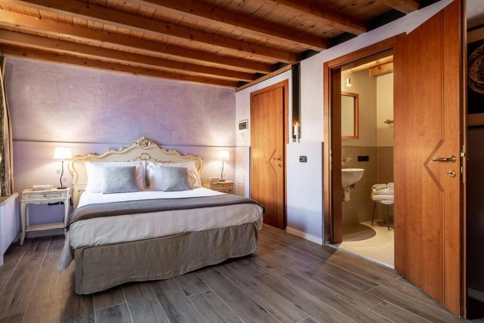 Comfort Room | In-room safe, blackout drapes, WiFi (free)