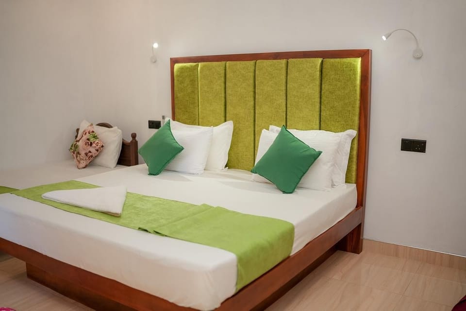 Deluxe Double Room | Iron/ironing board, free WiFi