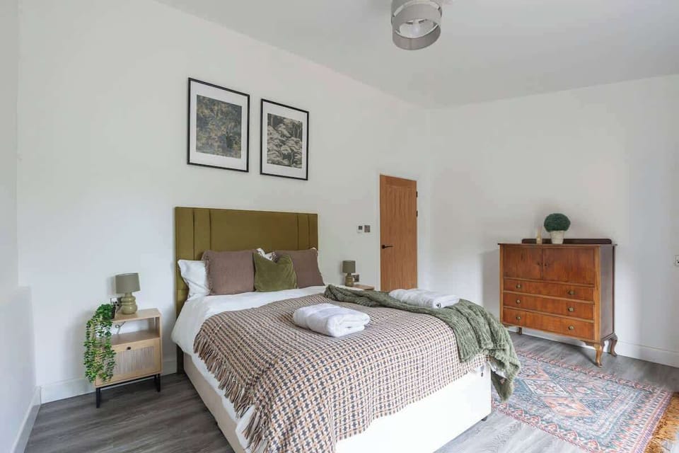 Relax in a charming room featuring a comfortable double bed and a window that fills the space with natural light. Rustic wooden accents and warm décor create a welcoming, cozy atmosphere—perfect for a peaceful night’s sleep.