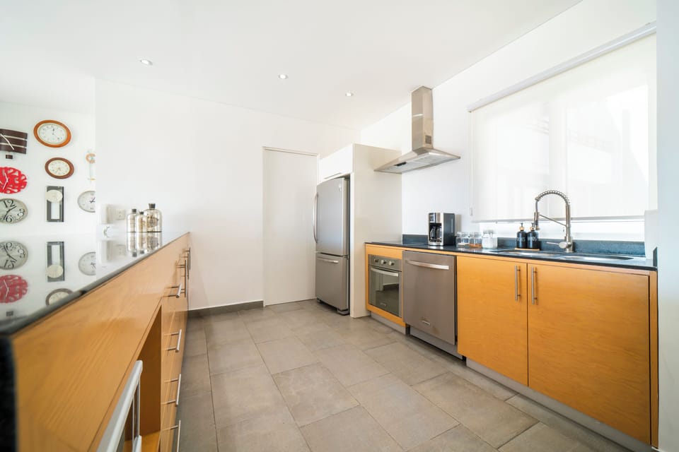 Deluxe Condo, Balcony | Private kitchen