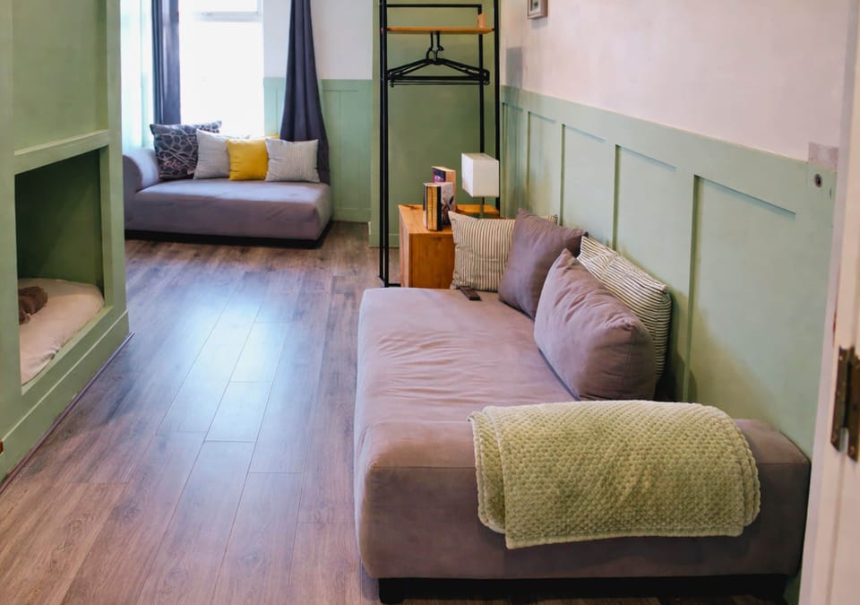 Apartment, 5 Bedrooms, Non Smoking, Shared Bathroom | Interior