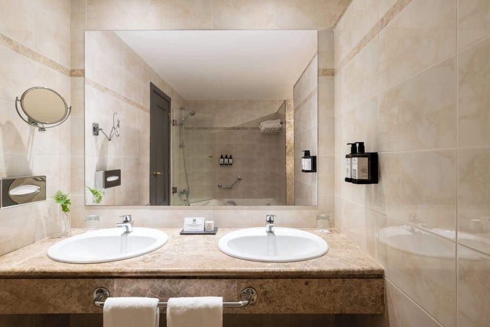 Superior Double Room, Sea View | Bathroom | Free toiletries, hair dryer, towels