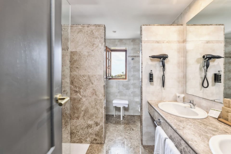 Junior Suite, Sea View | Premium bedding, minibar, in-room safe, desk