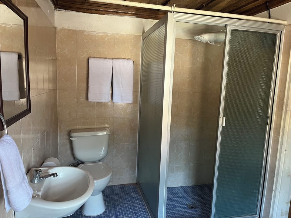 Deluxe Room, Courtyard View | Bathroom