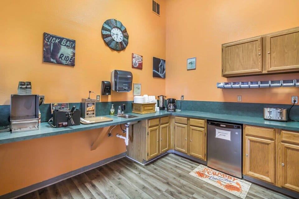 Deluxe Double Room, 2 Double Beds, Hill View | In-room dining