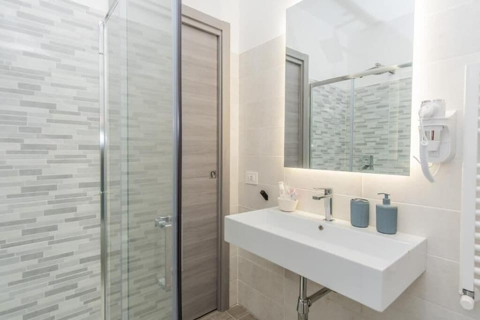 Mergellina | Bathroom | Shower, hair dryer, bidet, towels