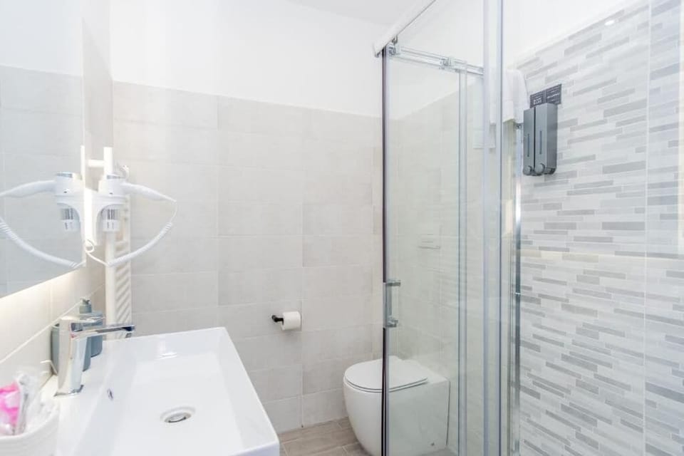 Mergellina | Bathroom | Shower, hair dryer, bidet, towels