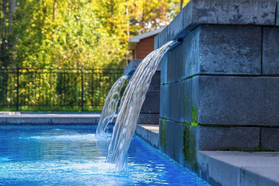Avec votre réservation chez nous, vous aurez accès au complexe incluant piscine (été), spa & sauna (à l'année) et la salle de jeux/détente !
