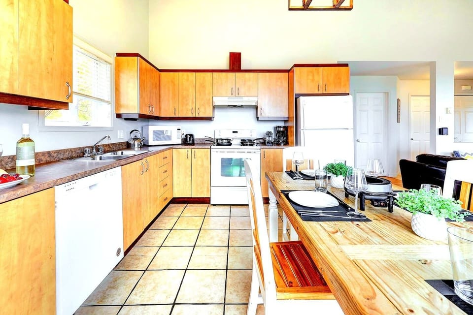 Cuisine entièrement équipé pour vous recevoir !

Cafetière à filtre et Nespresso, four, frigidaire, micro-onde, lave-vaisselle et plus :)