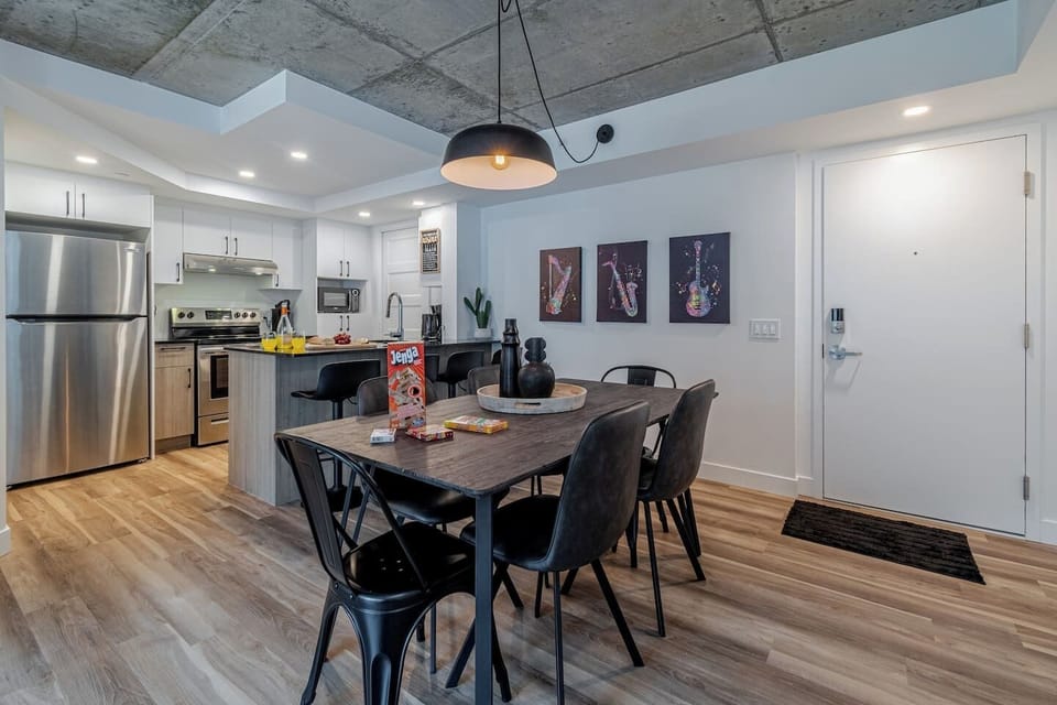 Salle à diner pouvant accueillir 6 personnes.