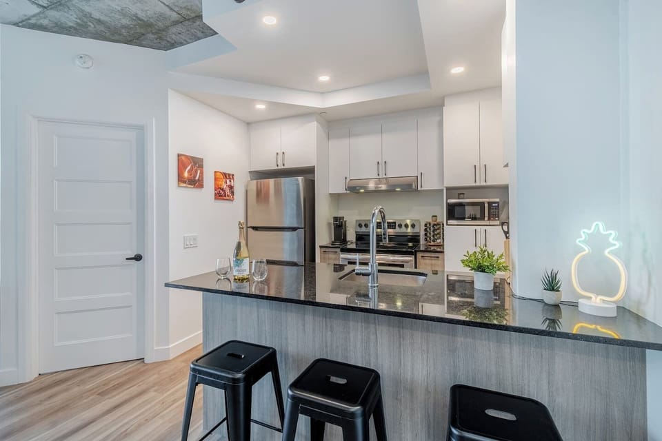 Cuisine avec espace tabouret pour cuisinier et prendre l’apéro!