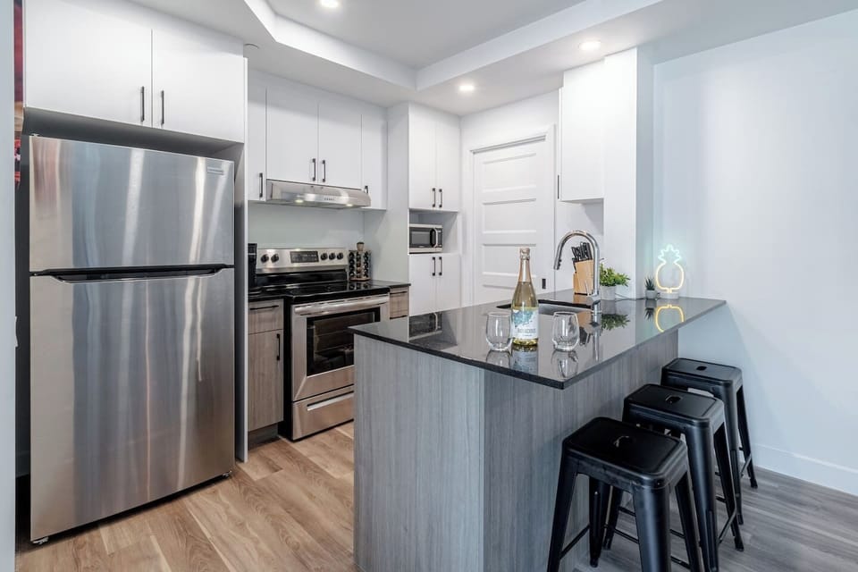 Cuisine tout équipé avec four électrique, cafétière, micro-onde, lave-vaiselle et frigidaire.