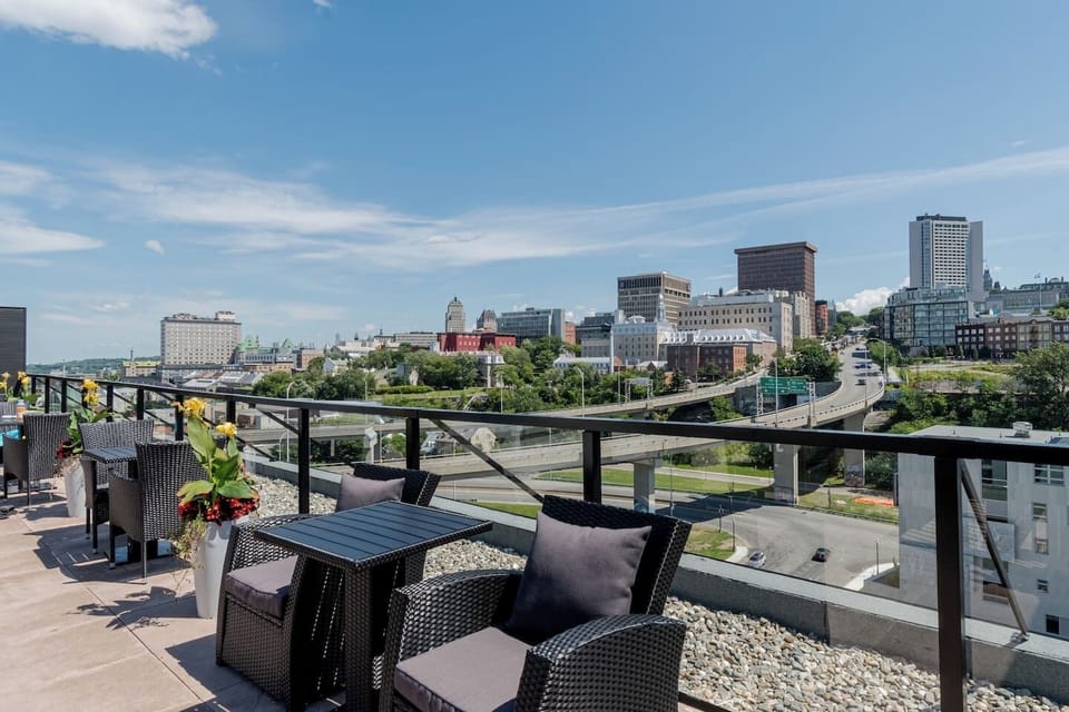 Terrasse sur le toit avec une magnifique vue sur la ville de Québec. Ouvert du printemps à l'automne.

La piscine chauffée sur le toit est ouverte en période estivale uniquement.
