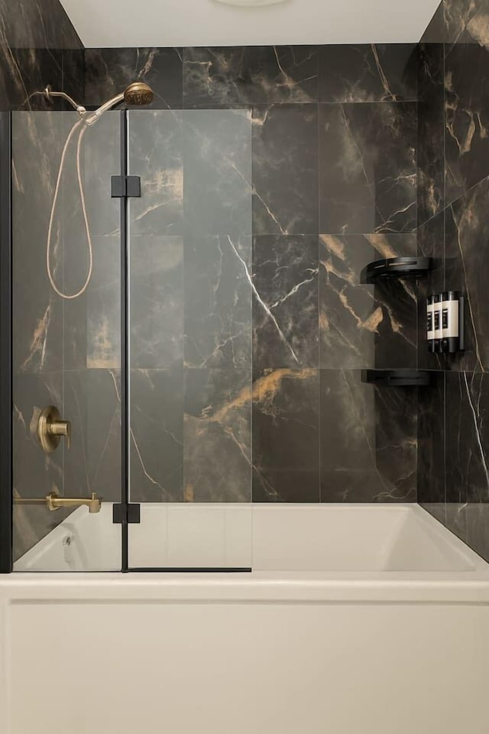 Salle de bain complète avec un bain-douche, savon, eau chaude et miroir illuminé :)