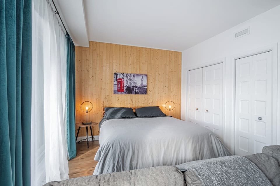 Grand lit Queen confortable pour un agréable séjour!