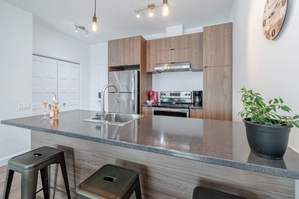 Cuisine complète et fonctionnel avec four, frigidaire, cafetière, micro-onde et bien plus !