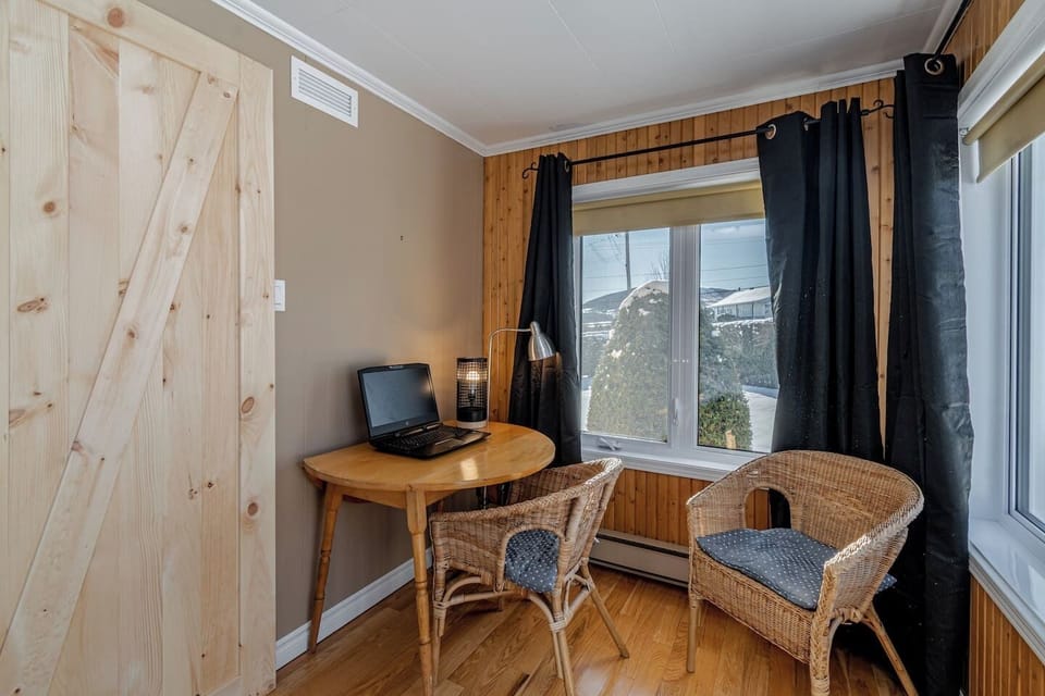 Petit espace pour travailler dans l'une des chambre.