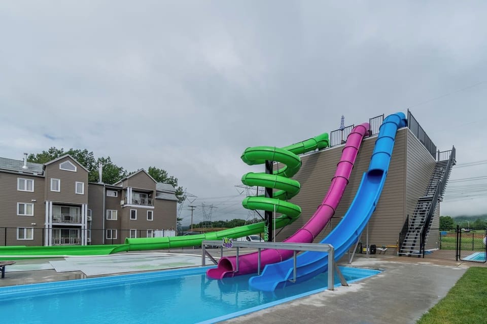Gratuit sur le site même :
Piscine et spa extérieur chauffée à l'année.

En période estivale : parc aquatique, jeux d'eaux, piscines, etc.

Payants : Billard, arcades, golf intérieur et restaurant.