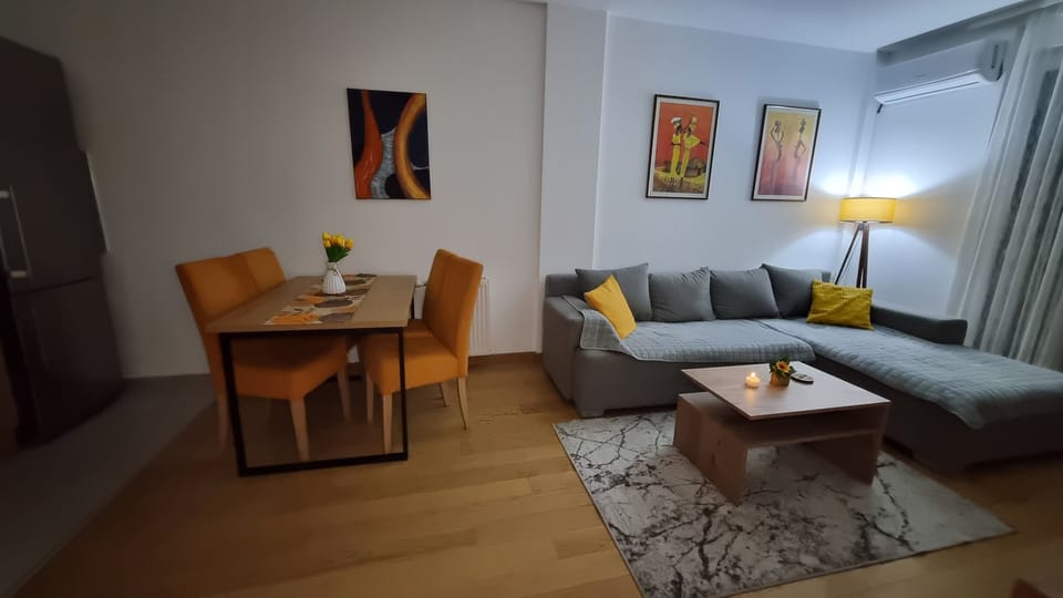Apartment, 3 Bedrooms, Smoking, Balcony | Living room