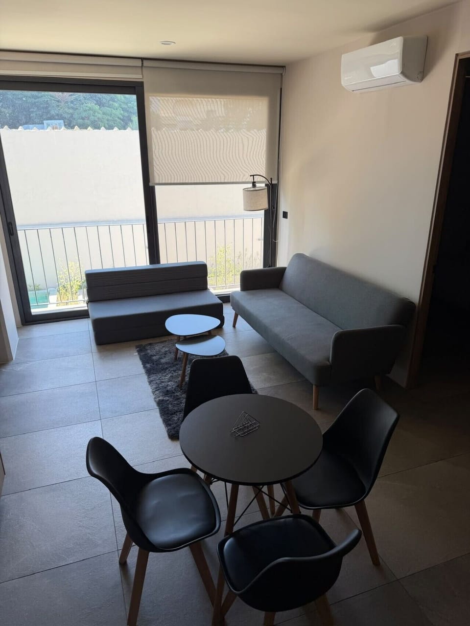 103 sala con 2 sillones