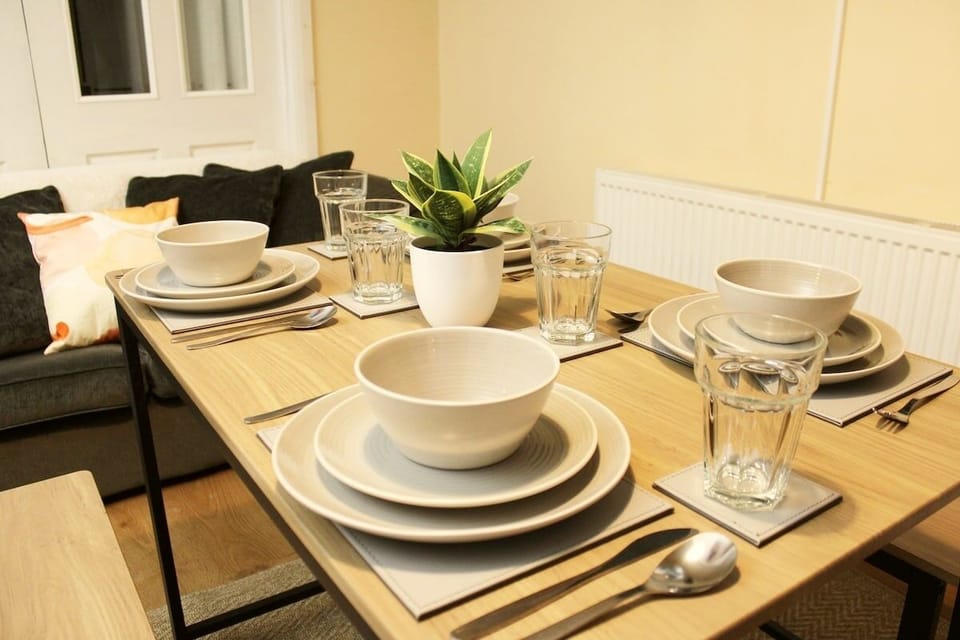 The Coventry House Sleeps 9 with Parking for 4 House in Coventry