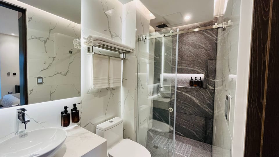 Habitación Ejecutiva Clásica | Bathroom | Shower, towels, soap, shampoo