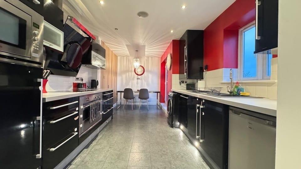 Spacious 2-Bedroom Duplex with Jacuzzi Bath Tub Apartment in Doncaster