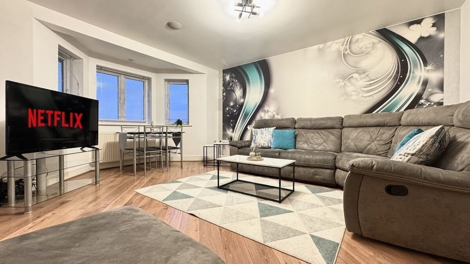 Spacious 2-Bedroom Duplex with Jacuzzi Bath Tub Apartment in Doncaster