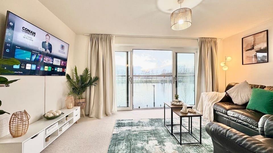 Stylish Lake Front Home | Free Parking | Sleeps 7 House in Doncaster