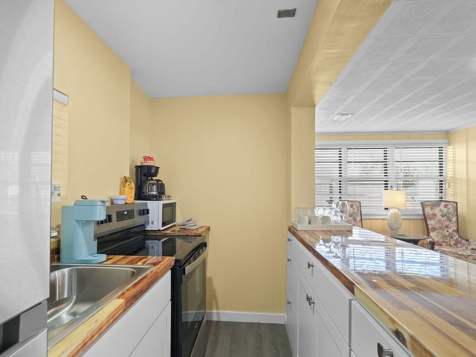Full kitchen