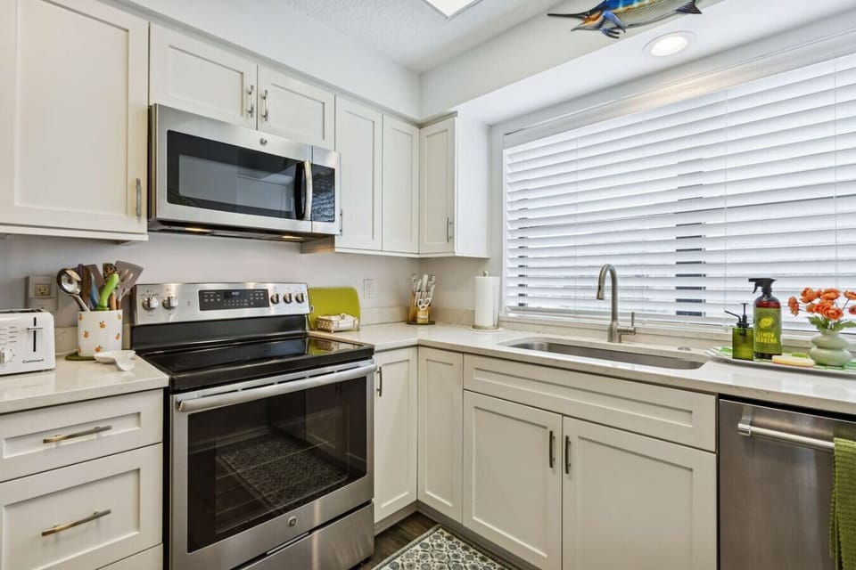 Tropical Sun offers a fully stocked kitchen to prepare meals during your stay.