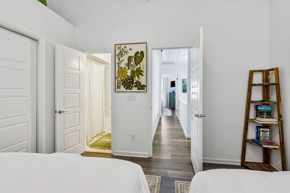 Ensuite bathroom in the guest bedroom.