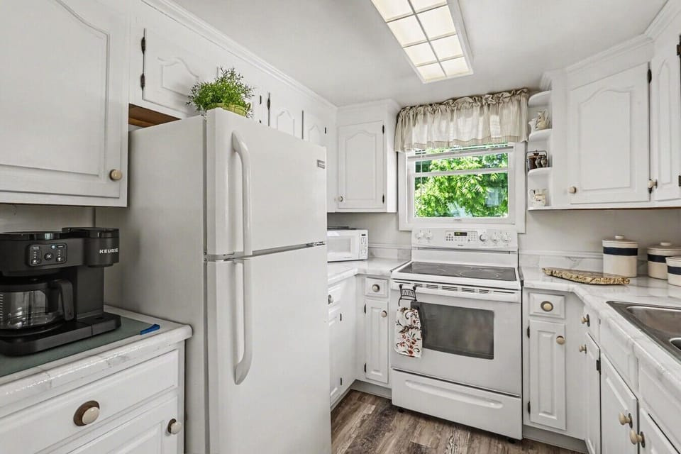 Kitchen | White Appliances | Keurig & Coffee Maker