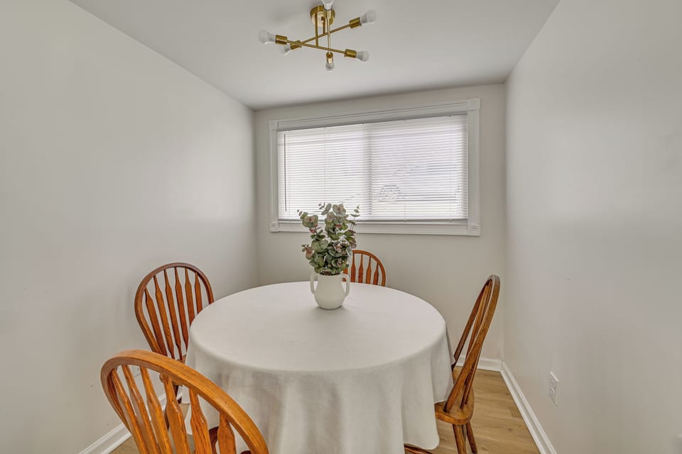 Dining Nook | Main Floor