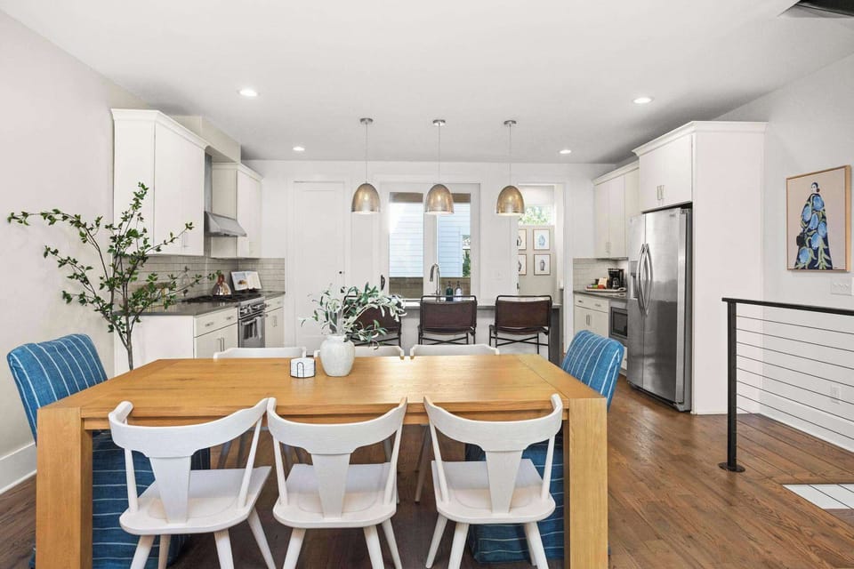 Fully Stocked Gourmet Kitchen with Island Seating and Dining Table