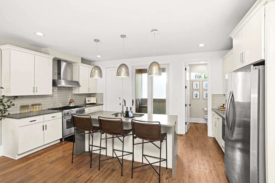 Fully Stocked Gourmet Kitchen with Island Seating and Dining Table