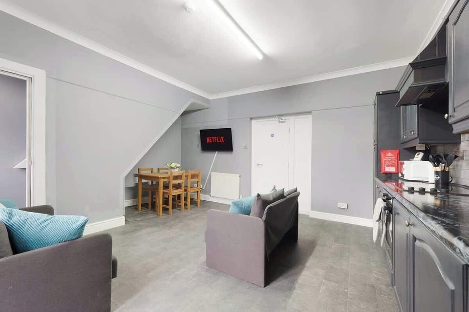 An open-plan living room equipped with a SMART TV with Netflix and a comfortable sofa to sit down and relax. 