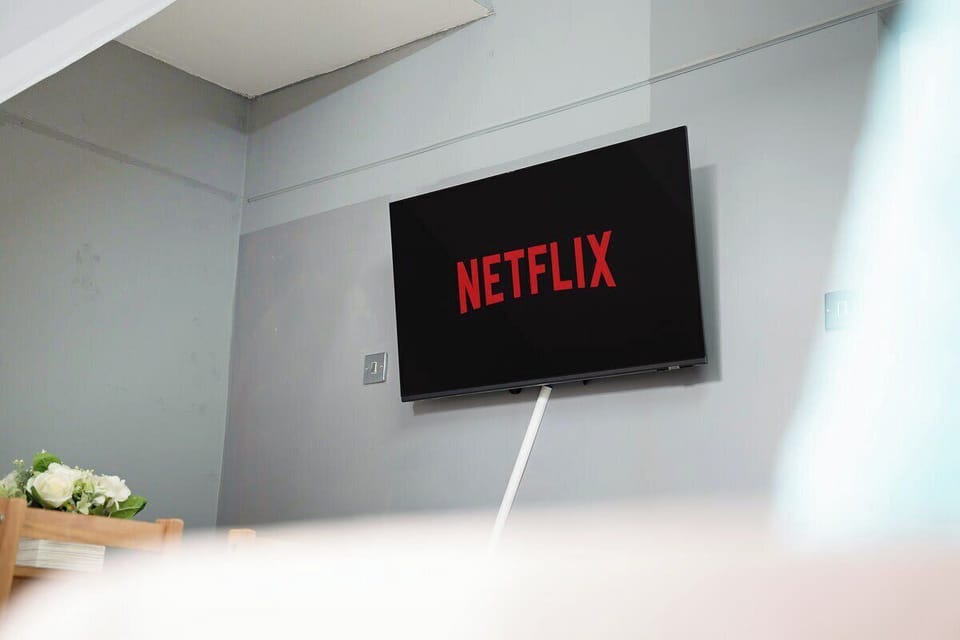 An open-plan living room equipped with a SMART TV with Netflix and a comfortable sofa to sit down and relax. 