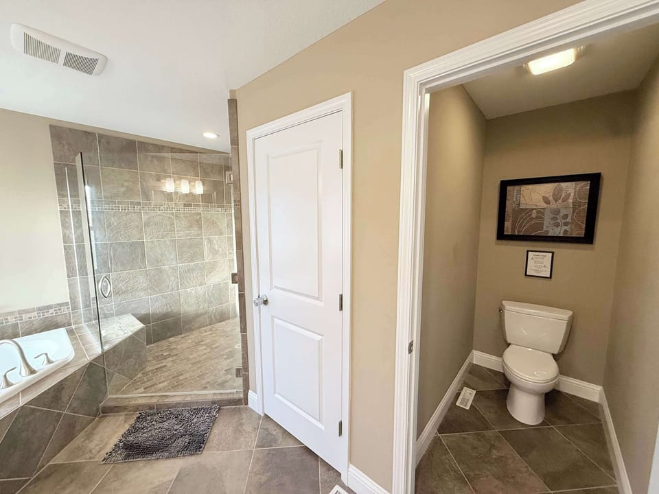 Eagle Ridge Retreat - Dock, Hot Tub & Game Room House in Sunrise Beach