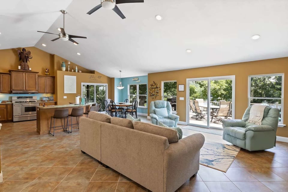 House, Multiple Beds, Hot Tub (Eagle Ridge Retreat) | Living area