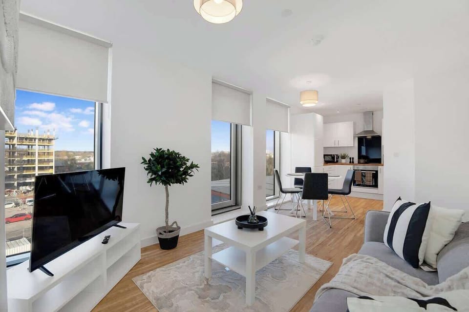 Spacious living room equipped with a SMART TV with Netflix,  and plenty of space to sit down and relax. 