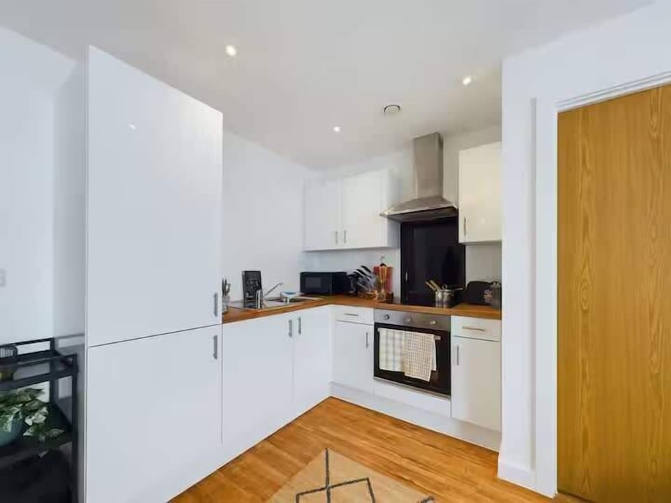 Family-friendly kitchen oasis equipped with all essentials, including a washer & dryer, oven, fridge and full cookware set. Plus, thoughtful touches like children's dinnerware ensure everyone feels right at home in this cosy culinary haven.