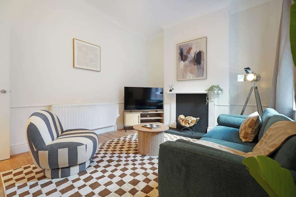 Cosy living room equipped with a SMART TV with Netflix and a comfortable sofa to sit down and relax.