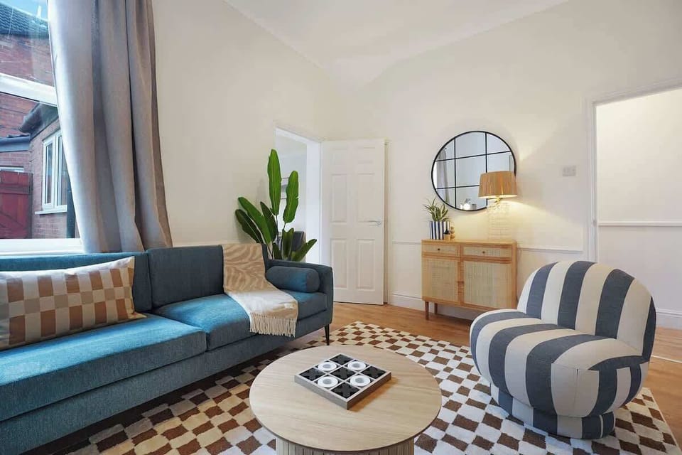 Cosy living room equipped with a SMART TV with Netflix and a comfortable sofa to sit down and relax.