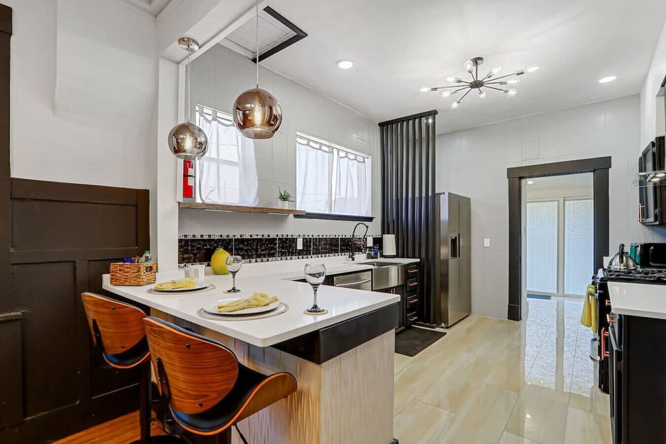 Kitchen/Microwave/Stove/Refrigerator/Kitchen Sitting